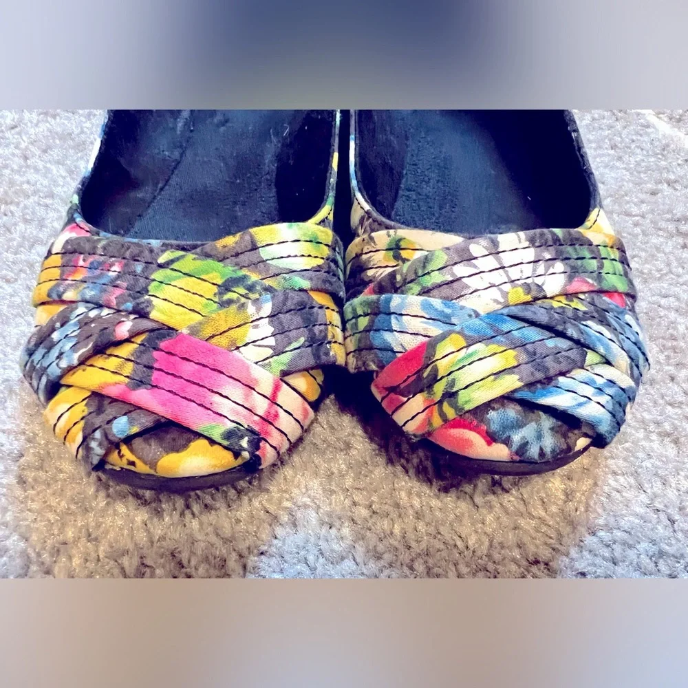 Rocket Dog Black Flats with Floral Design - Picture 4 of 6